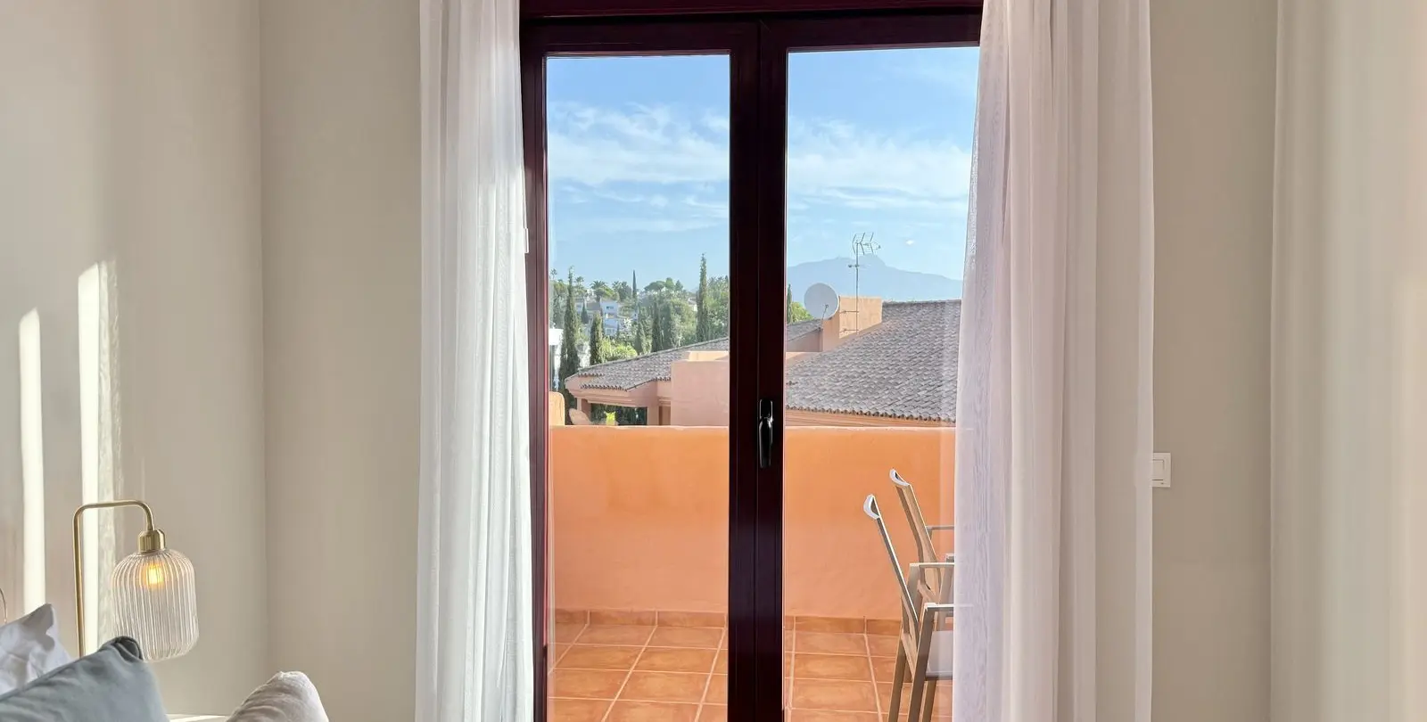 Sale of middle floor apartment in Benahavís 25