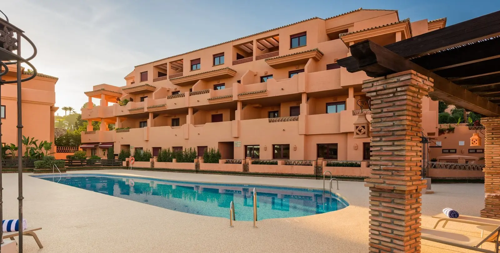 Sale of middle floor apartment in Benahavís 27