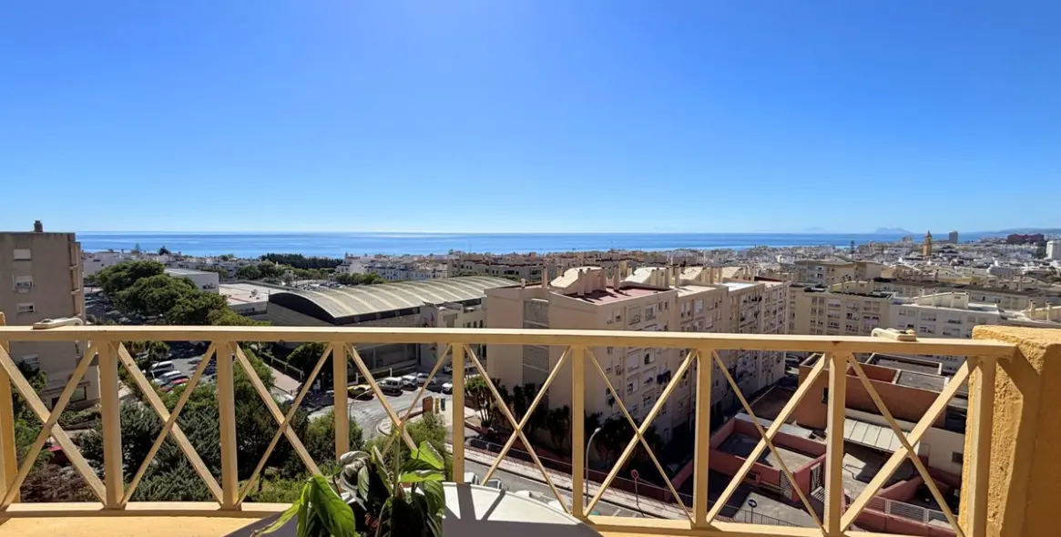 Sale of middle floor apartment in Estepona 1