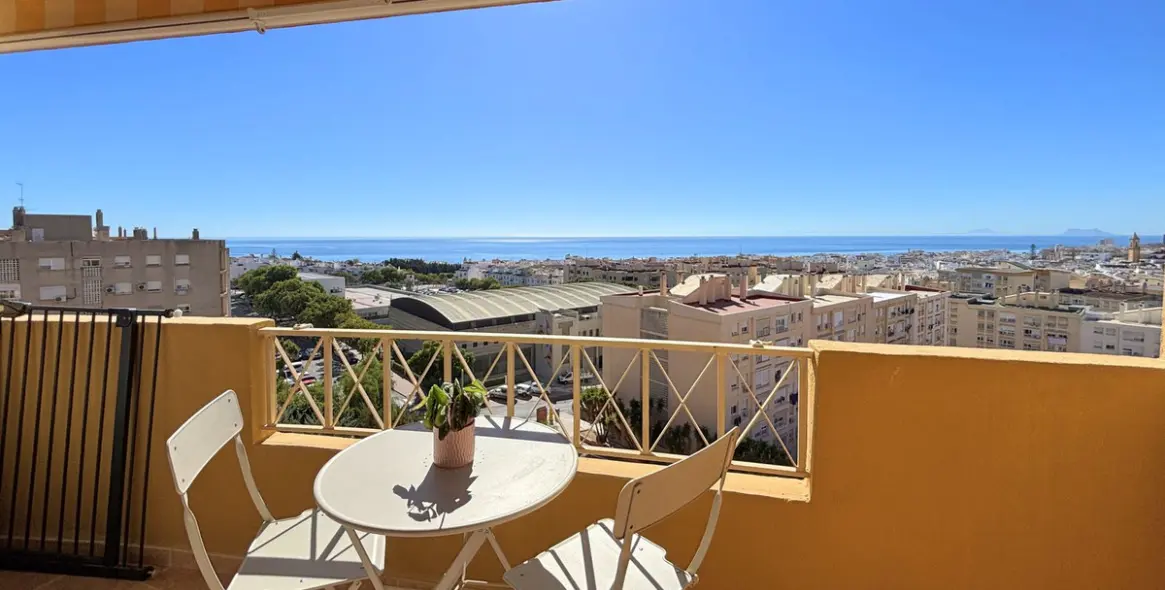Sale of middle floor apartment in Estepona 2