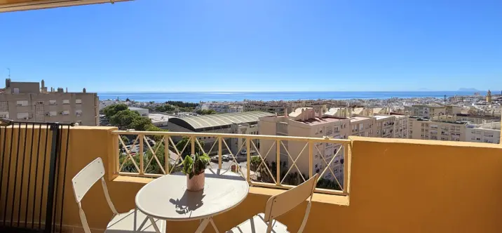 Sale of middle floor apartment in Estepona 1