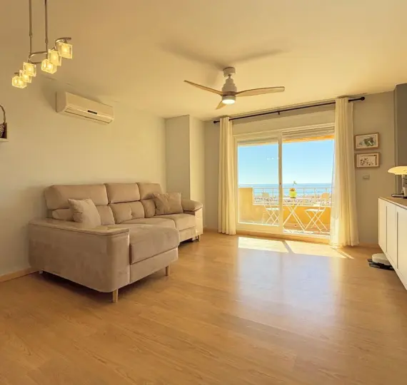 Sale of middle floor apartment in Estepona