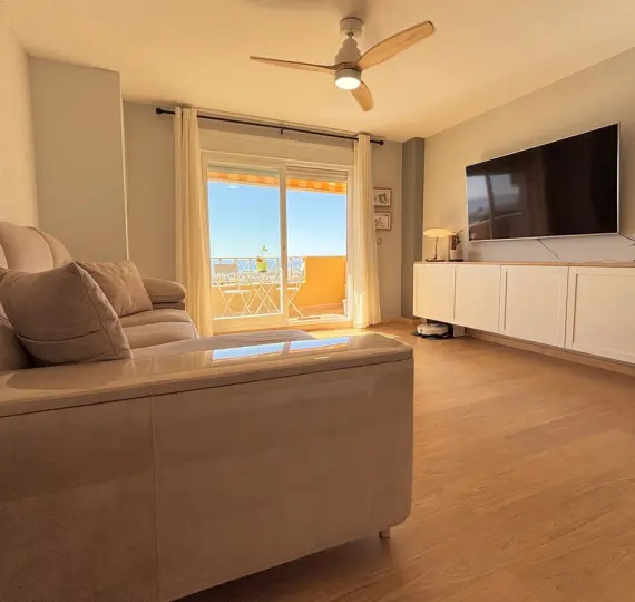 Sale of middle floor apartment in Estepona