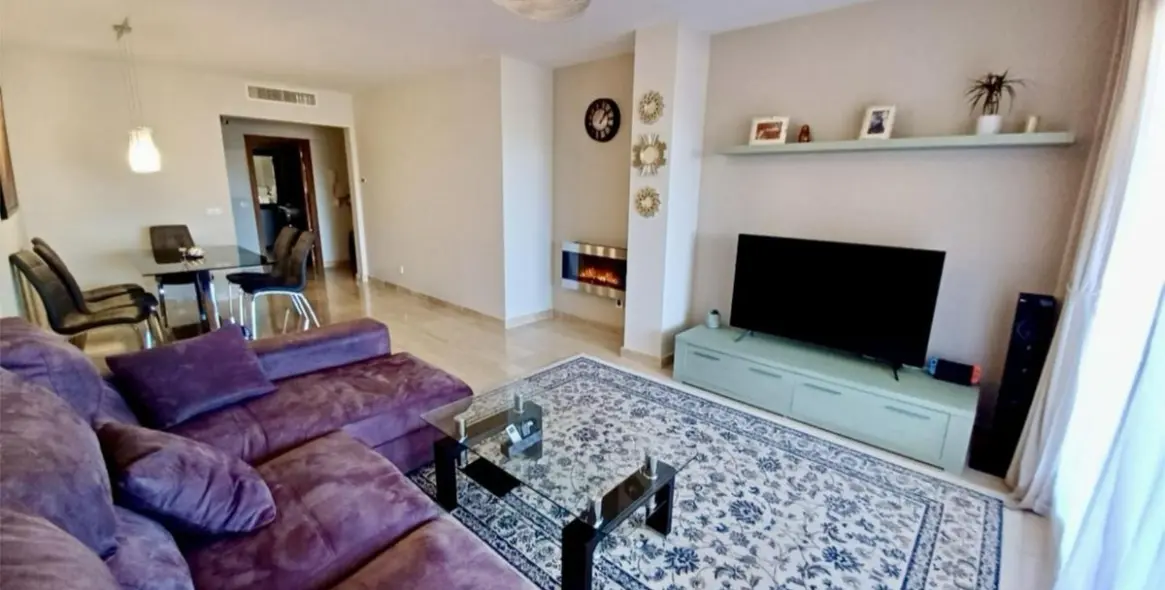 Sale of middle floor apartment in Estepona 1