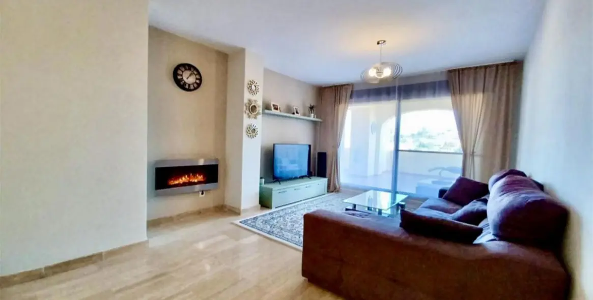 Sale of middle floor apartment in Estepona 2