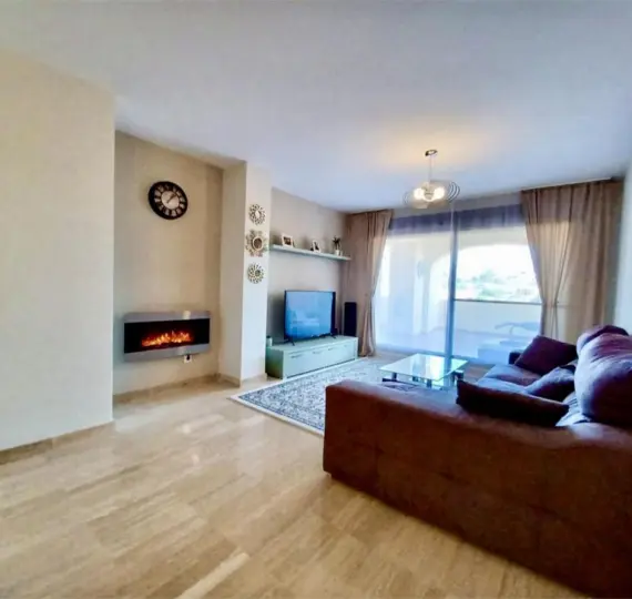 Sale of middle floor apartment in Estepona