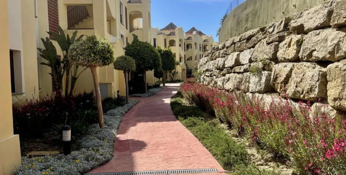Sale of middle floor apartment in Estepona 10