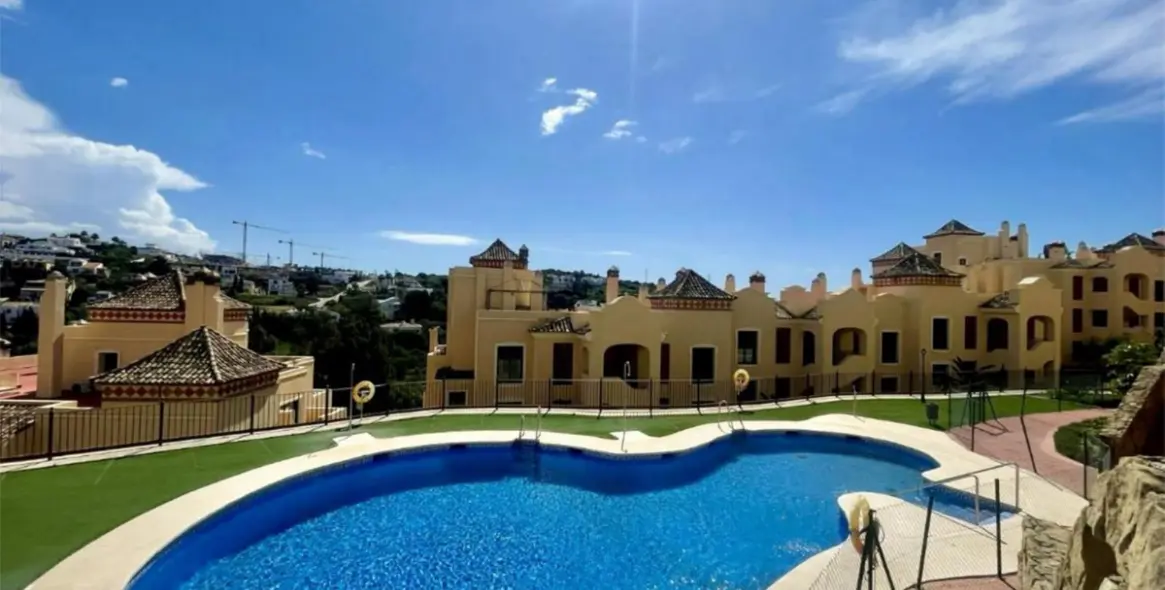 Sale of middle floor apartment in Estepona 11
