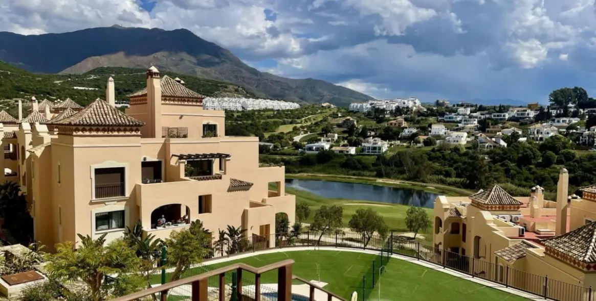 Sale of middle floor apartment in Estepona 13