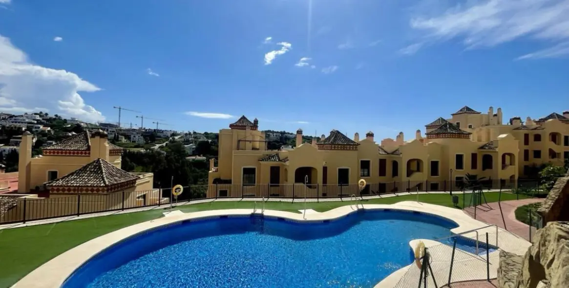 Sale of middle floor apartment in Estepona 14