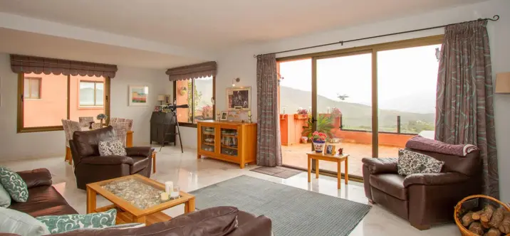 Sale of middle floor apartment in La Mairena 0