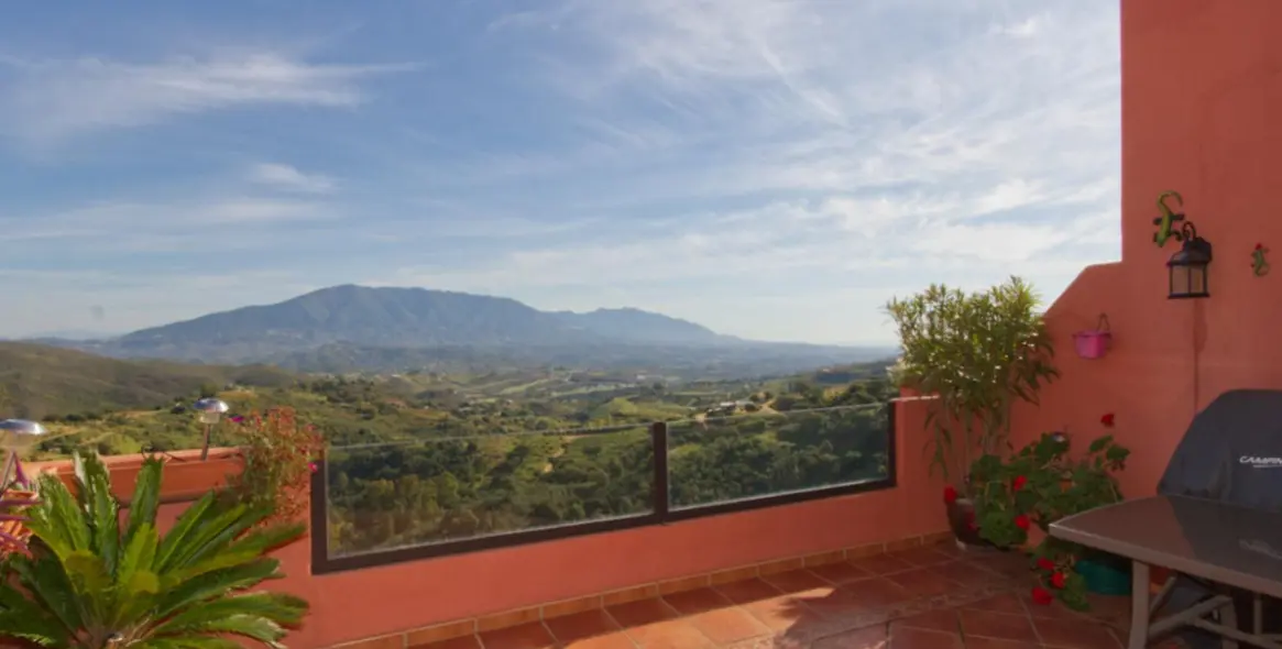 Sale of middle floor apartment in La Mairena 4