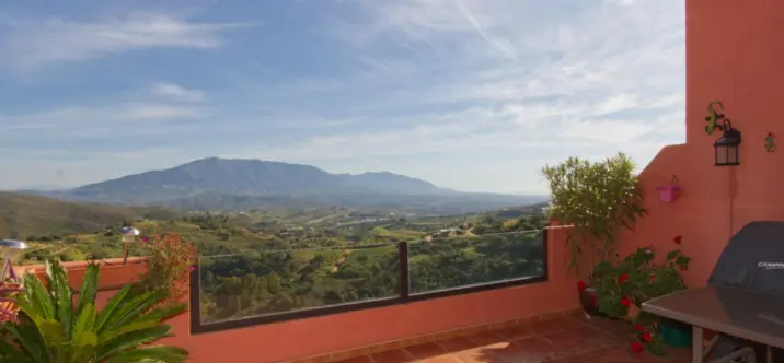 Sale of middle floor apartment in La Mairena 3