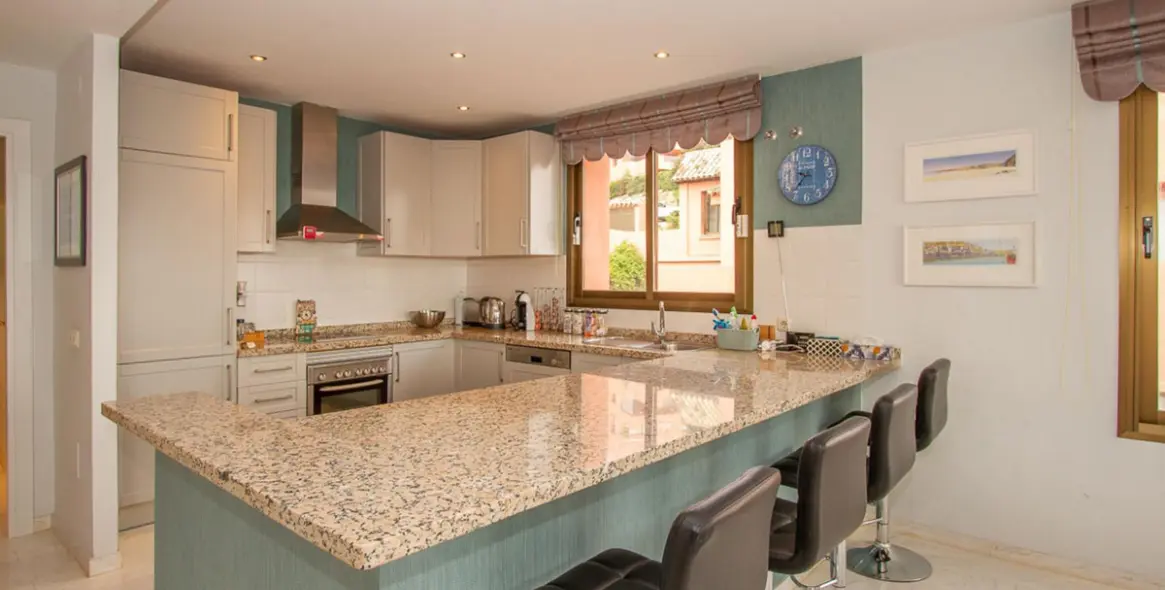 Sale of middle floor apartment in La Mairena 5