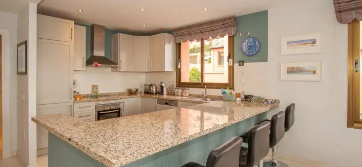 Sale of middle floor apartment in La Mairena 4