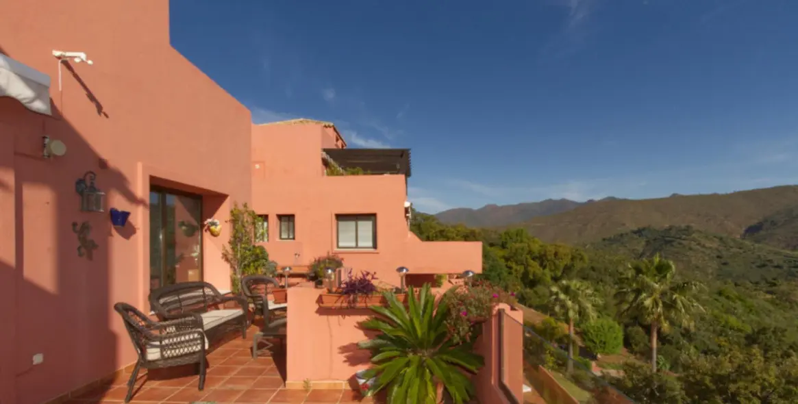 Sale of middle floor apartment in La Mairena 6