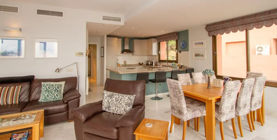 Sale of middle floor apartment in La Mairena 7