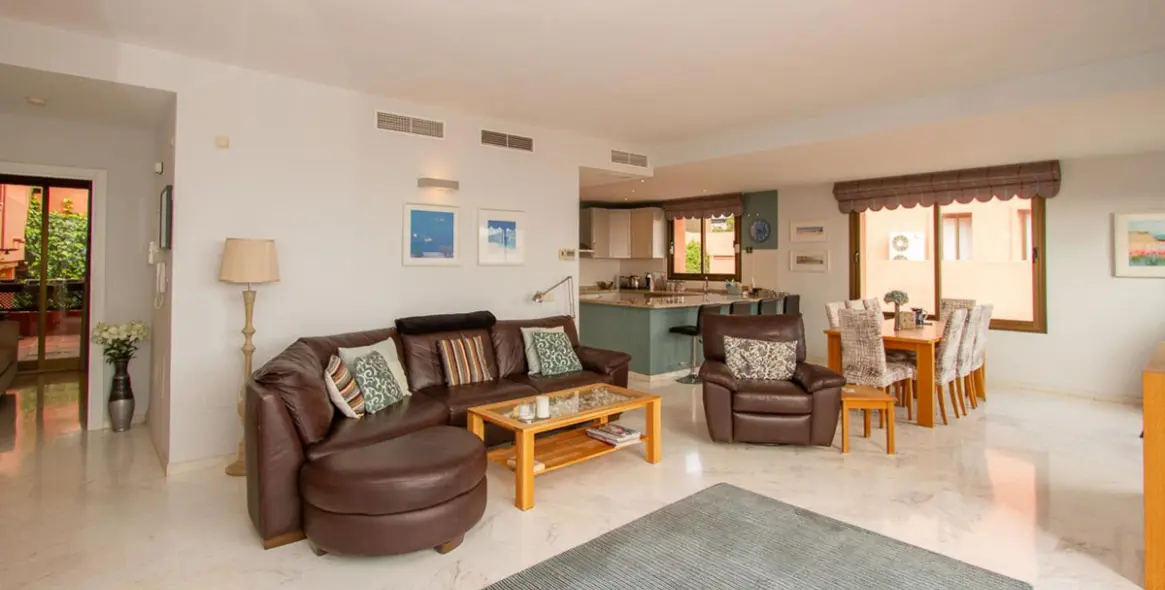 Sale of middle floor apartment in La Mairena 8