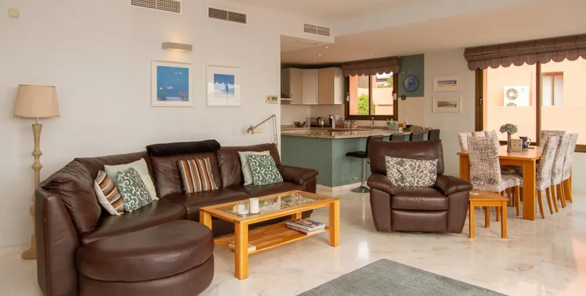 Sale of middle floor apartment in La Mairena 10