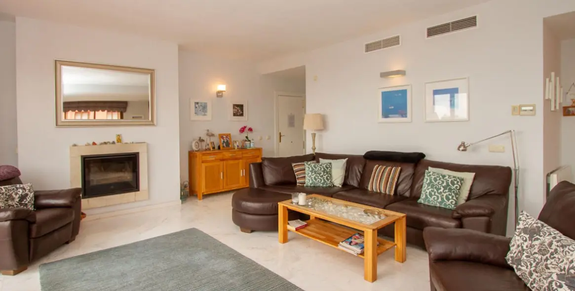 Sale of middle floor apartment in La Mairena 11