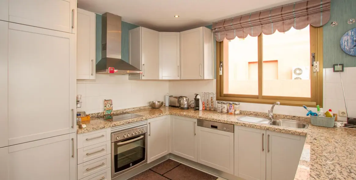 Sale of middle floor apartment in La Mairena 12