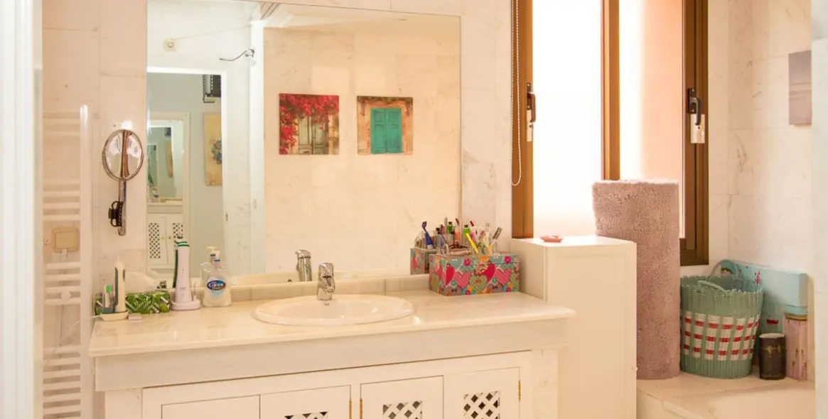 Sale of middle floor apartment in La Mairena 16