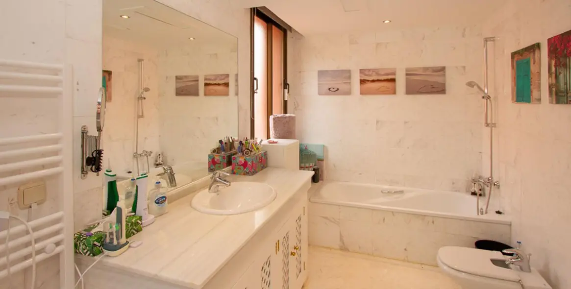 Sale of middle floor apartment in La Mairena 18