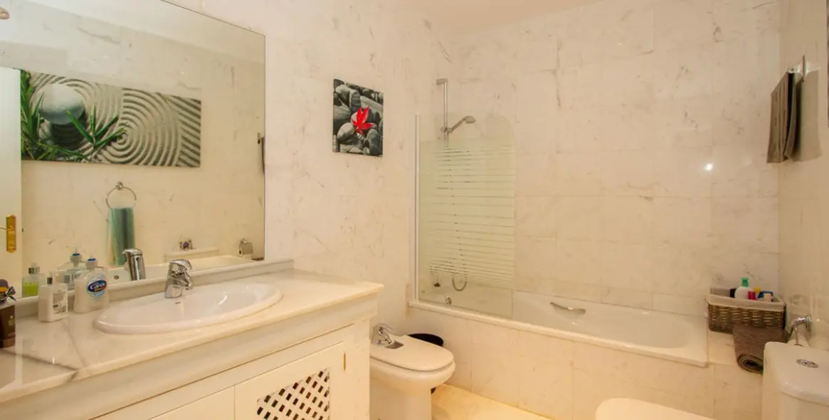 Sale of middle floor apartment in La Mairena 19