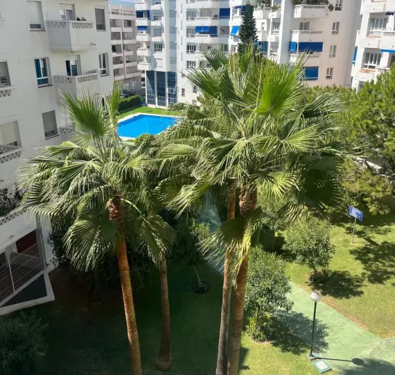 Sale of middle floor apartment in Nueva Andalucía