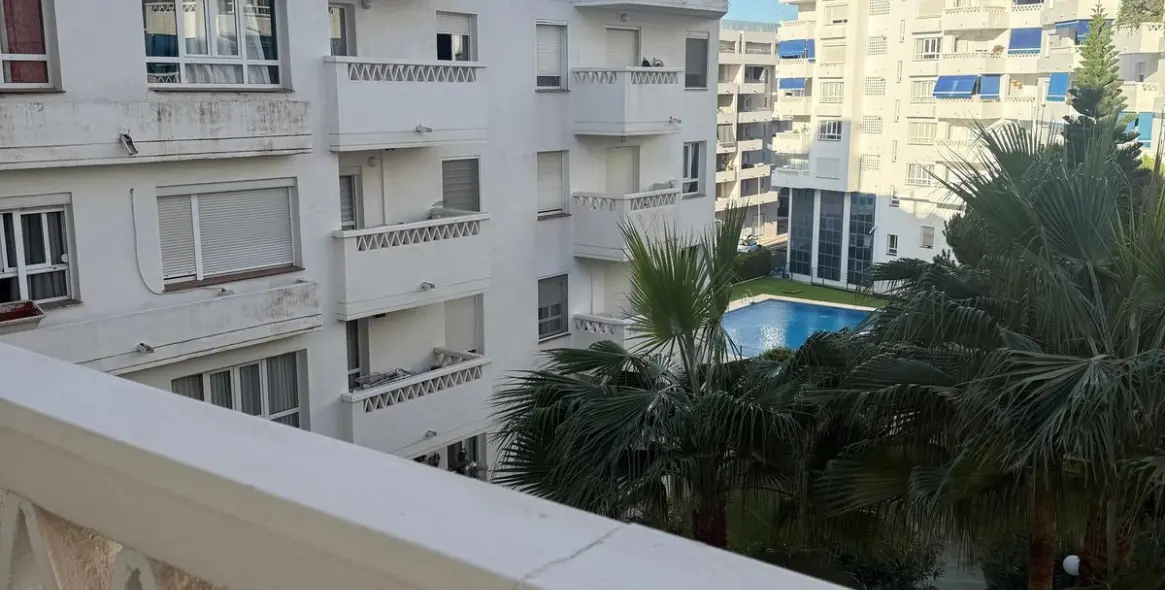 Sale of middle floor apartment in Nueva Andalucía 12