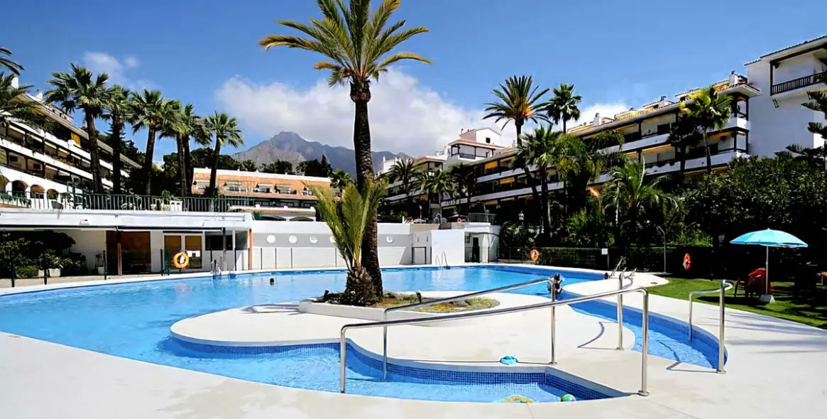 Sale of middle floor apartment in The Golden Mile 1