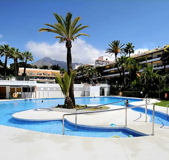 Sale of middle floor apartment in The Golden Mile