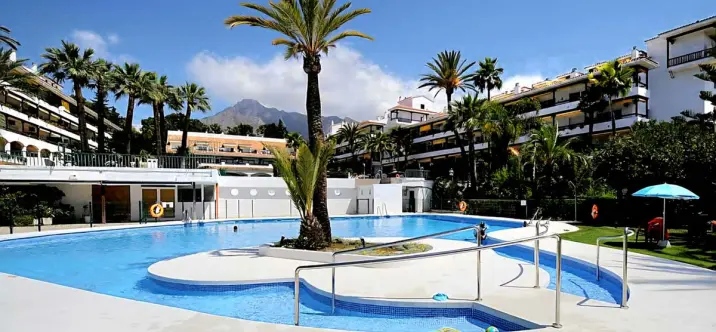 Sale of middle floor apartment in The Golden Mile 0