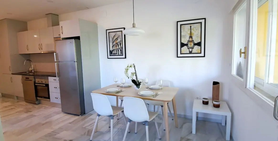 Sale of middle floor apartment in The Golden Mile 2