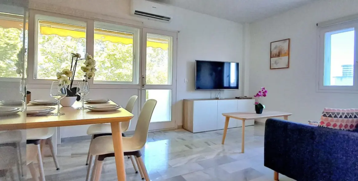 Sale of middle floor apartment in The Golden Mile 3