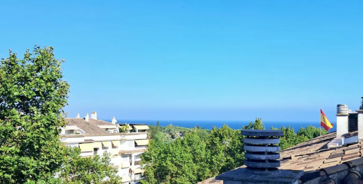 Sale of middle floor apartment in The Golden Mile 4