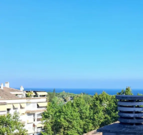 Sale of middle floor apartment in The Golden Mile