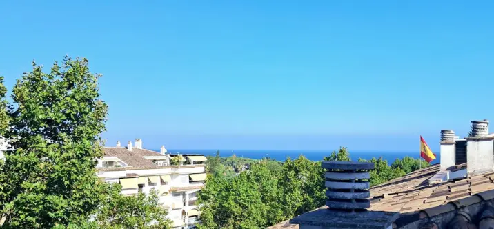 Sale of middle floor apartment in The Golden Mile 3