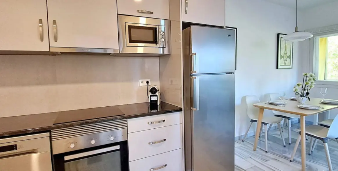 Sale of middle floor apartment in The Golden Mile 7