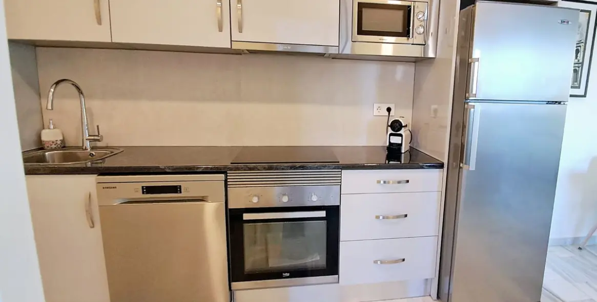 Sale of middle floor apartment in The Golden Mile 8