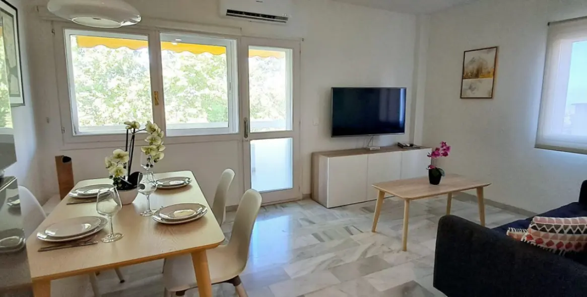 Sale of middle floor apartment in The Golden Mile 11