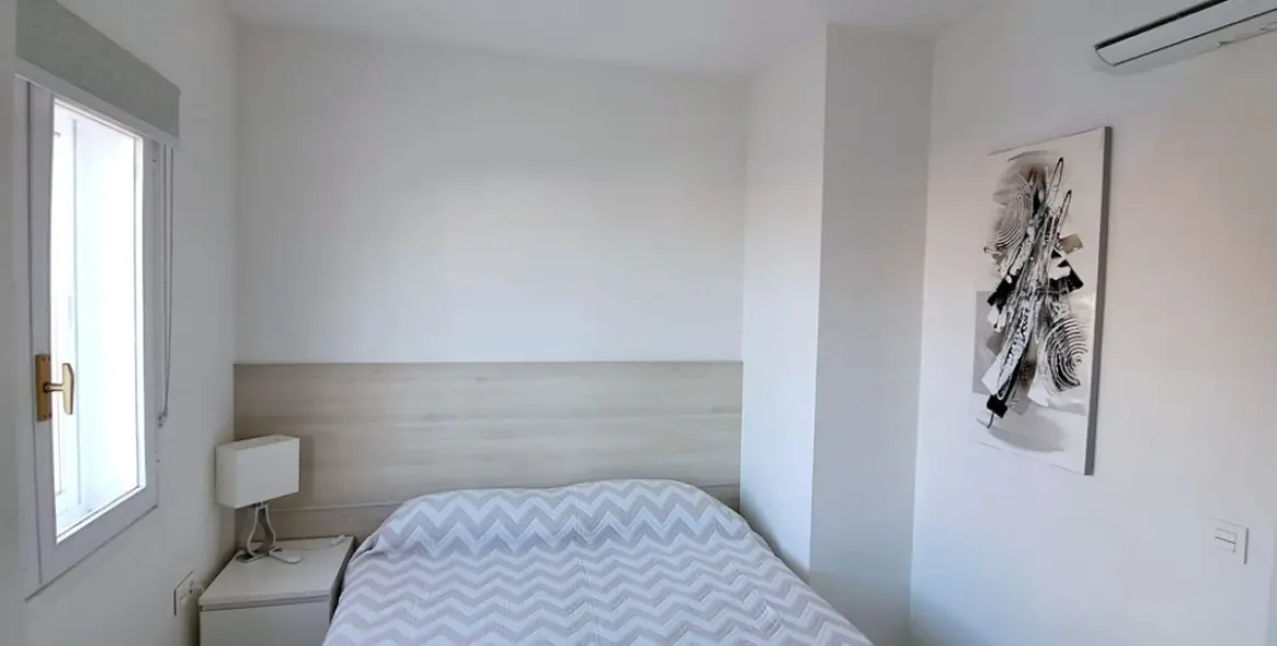 Sale of middle floor apartment in The Golden Mile 13