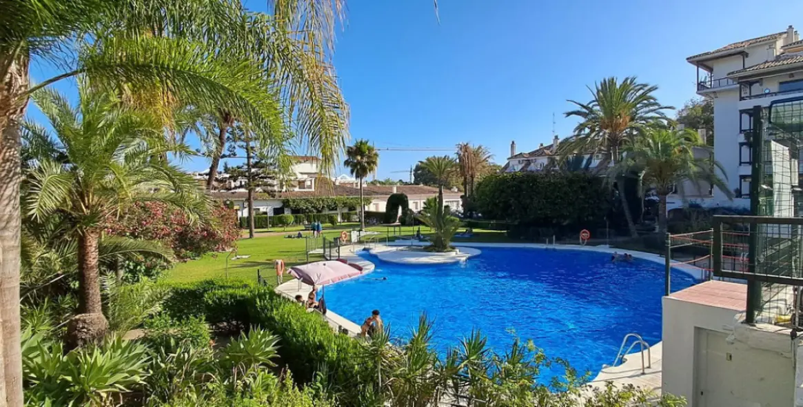 Sale of middle floor apartment in The Golden Mile 16