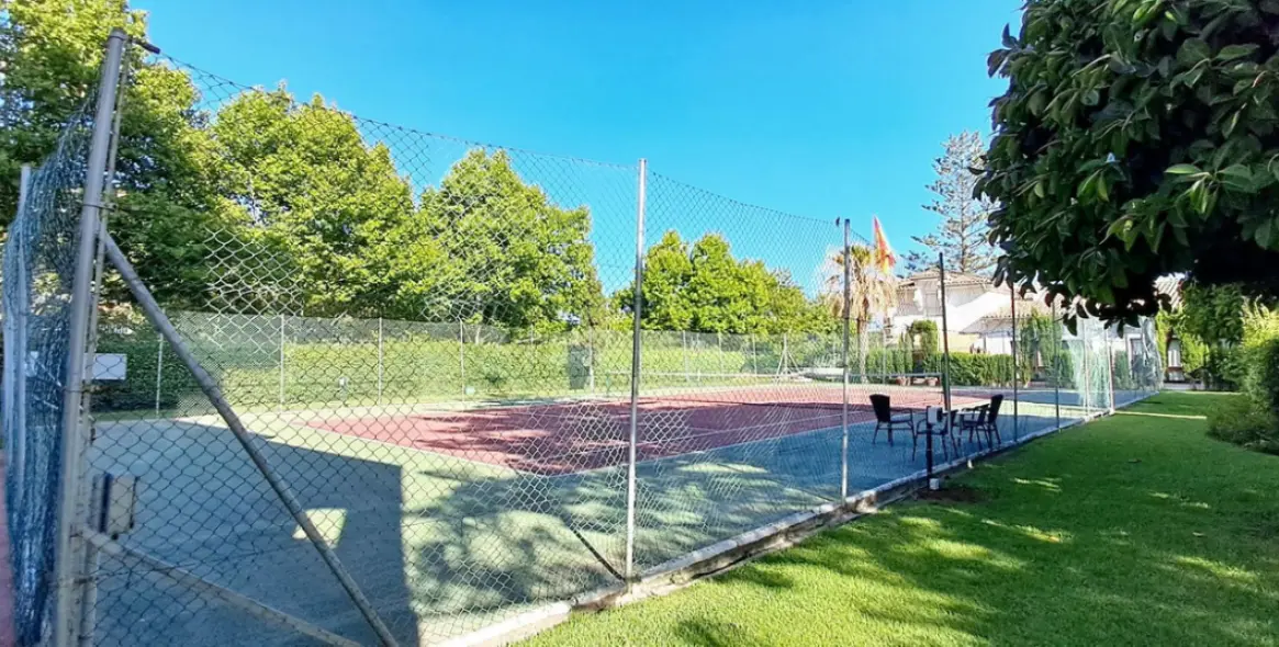 Sale of middle floor apartment in The Golden Mile 17