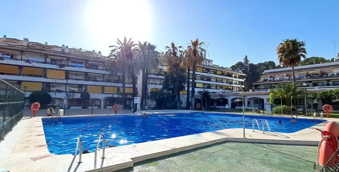 Sale of middle floor apartment in The Golden Mile 24