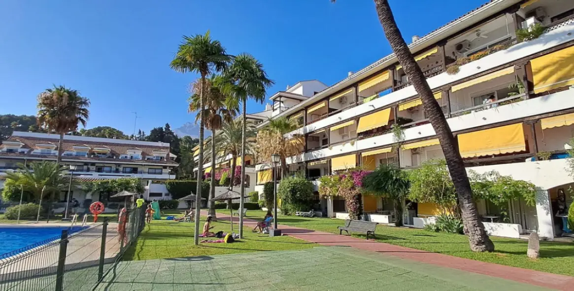 Sale of middle floor apartment in The Golden Mile 25