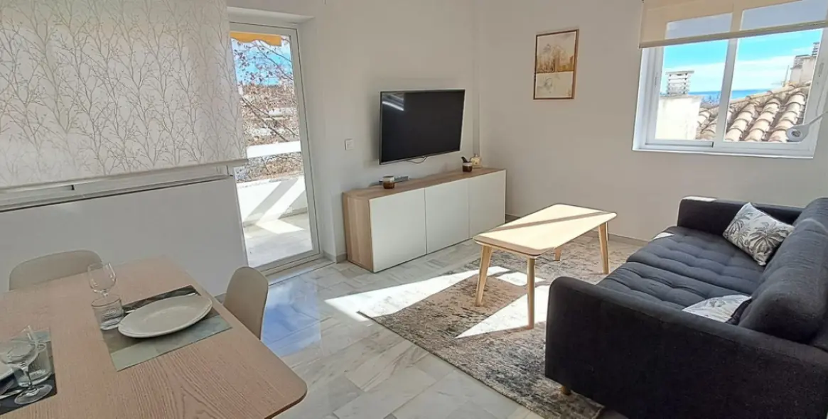 Sale of middle floor apartment in The Golden Mile 31