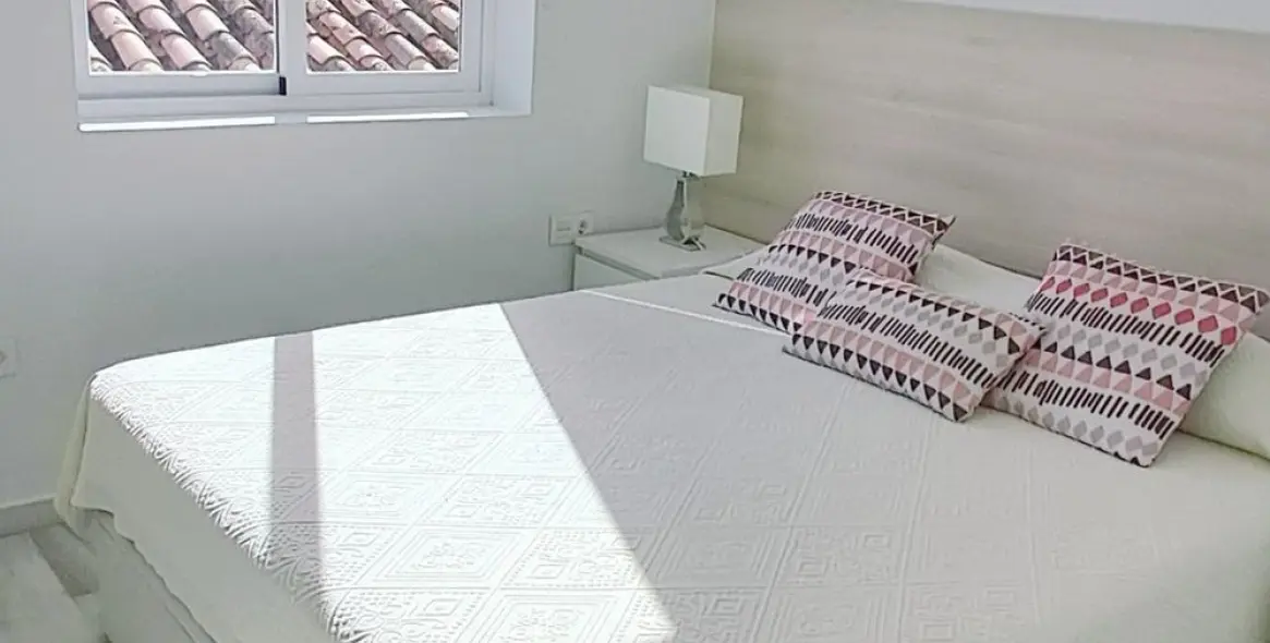 Sale of middle floor apartment in The Golden Mile 34