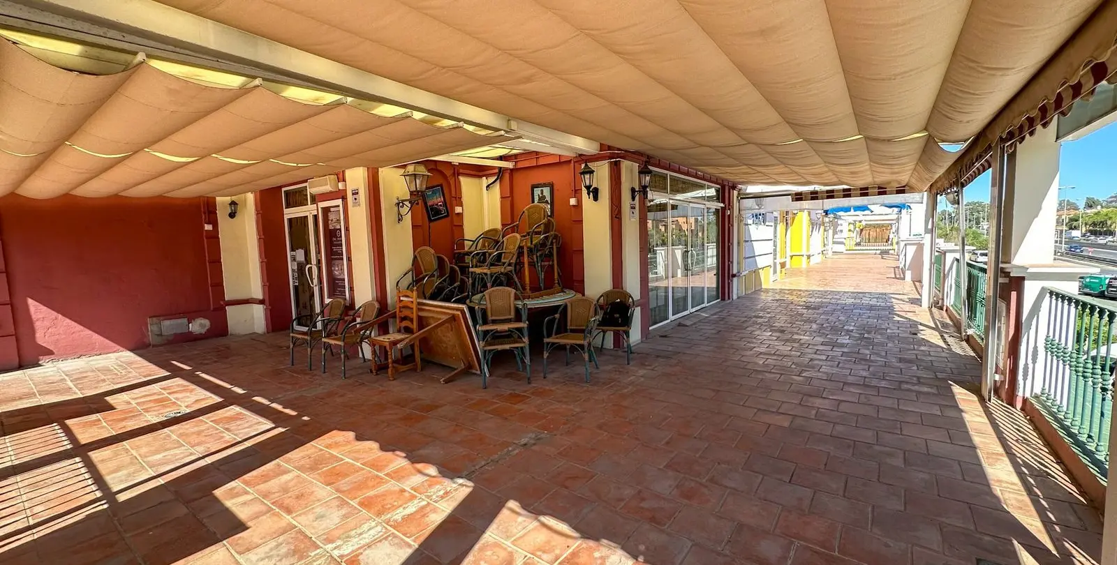 Sale of commercial premises in El Paraiso 8