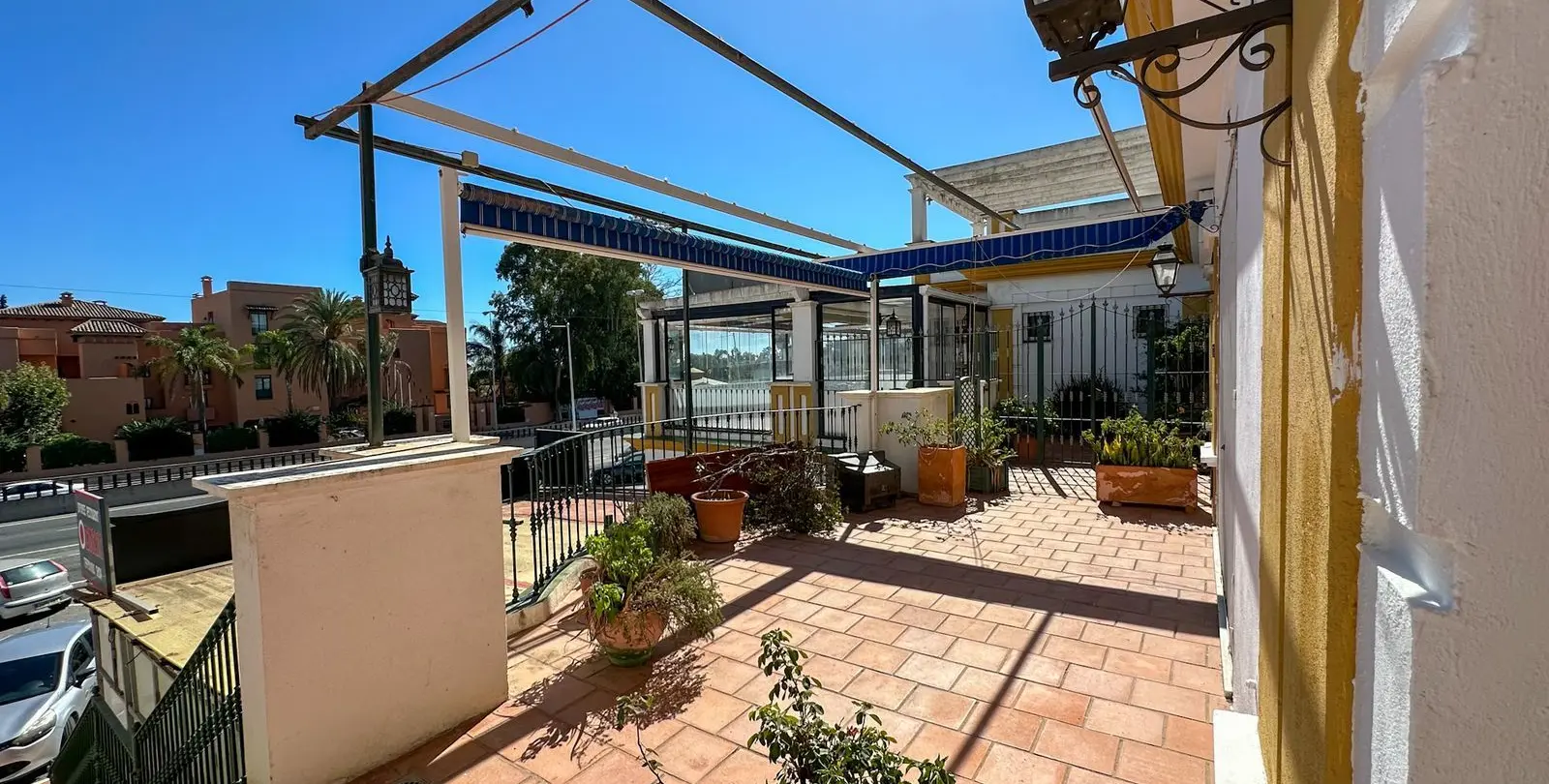 Sale of commercial premises in El Paraiso 9